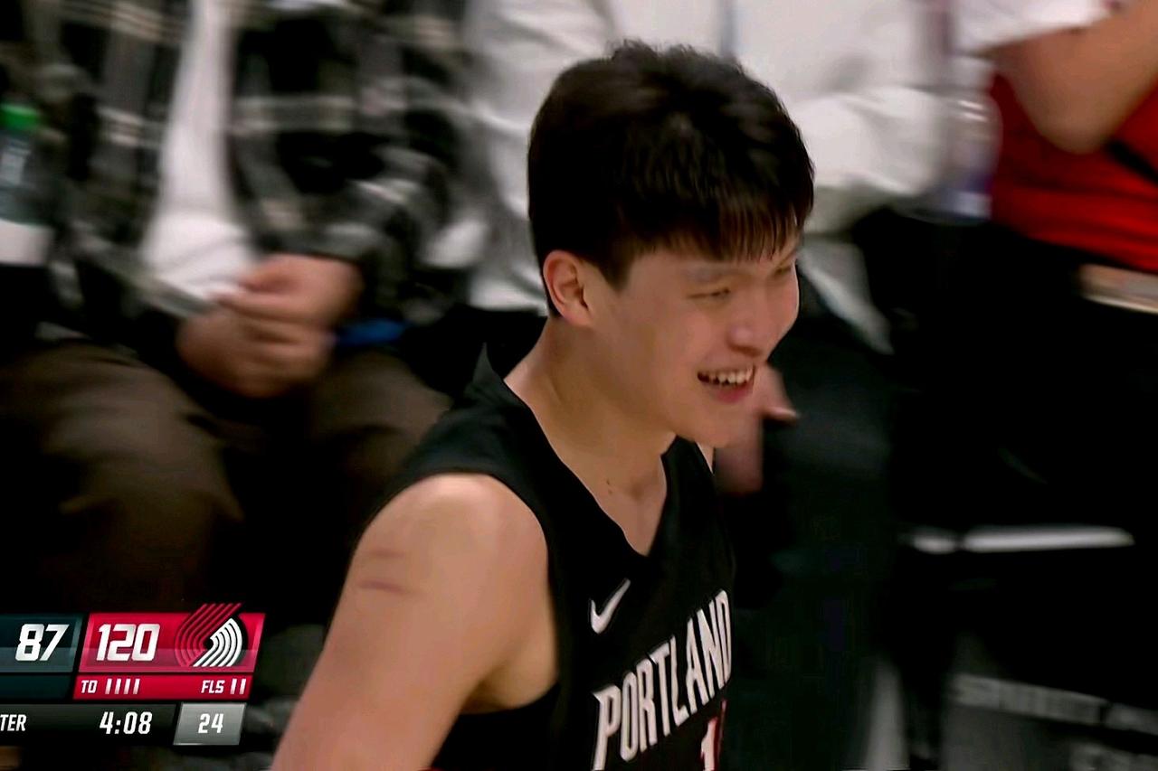 早该这样打！杨瀚森打球终于硬起来了！在开拓者主场打爆篮网的末节比赛中，发生极其强