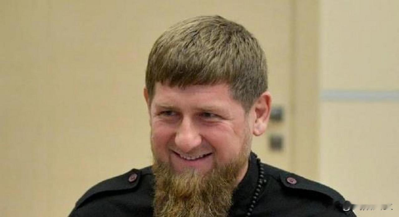 车臣领导人卡德罗夫在接受采访时声称:“我的梦想是把泽连斯基关进我们车臣地下室。”