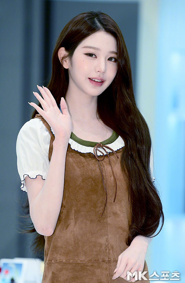 【Theqoo】今日份IVE张元英品牌活动现场新闻照 张元英