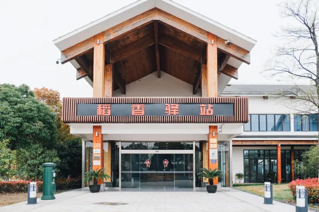 现在很多年轻人都喜欢特种兵打卡式旅行。但我更喜欢，选择一处人不太多，景致悠远，目