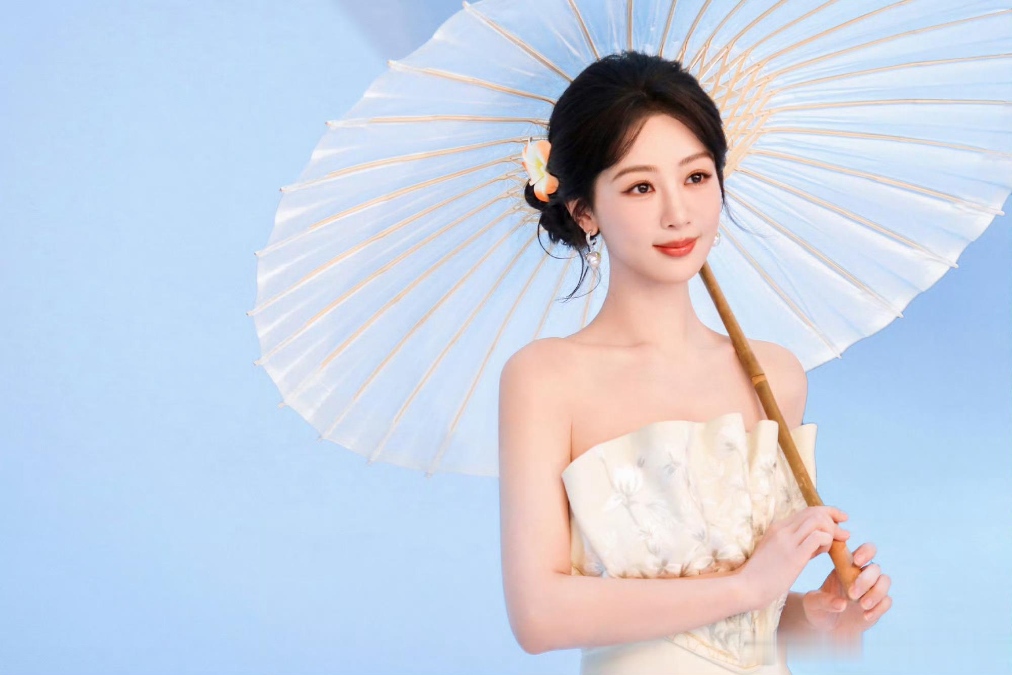 杨紫侧丸子头造型这也太美了吧，可以换壁纸了[给你小心心] ​​​