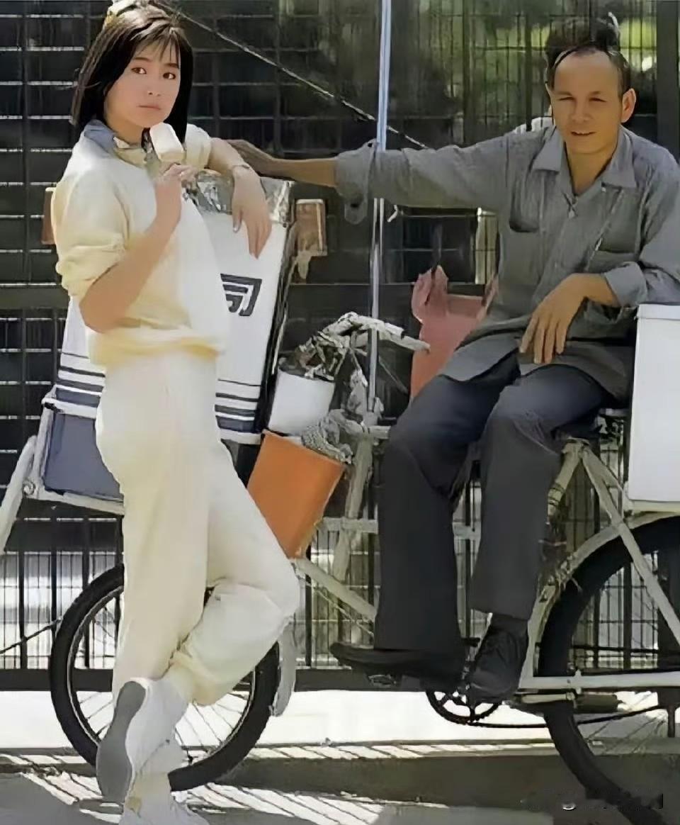 1975年的盛夏，21岁林青霞街边吃雪糕的旧照太绝！随手一拍皆是美图，青春灵动藏