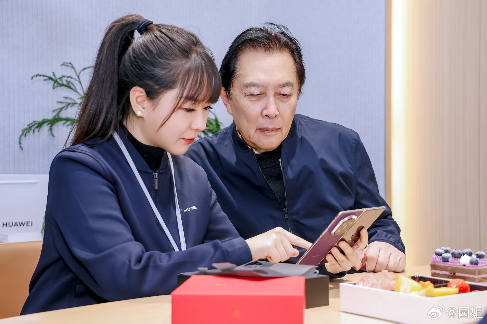 新机型开售后在线下门店发生抢购现象其实这几年已经不稀奇，但是能让老戏骨也到门店选