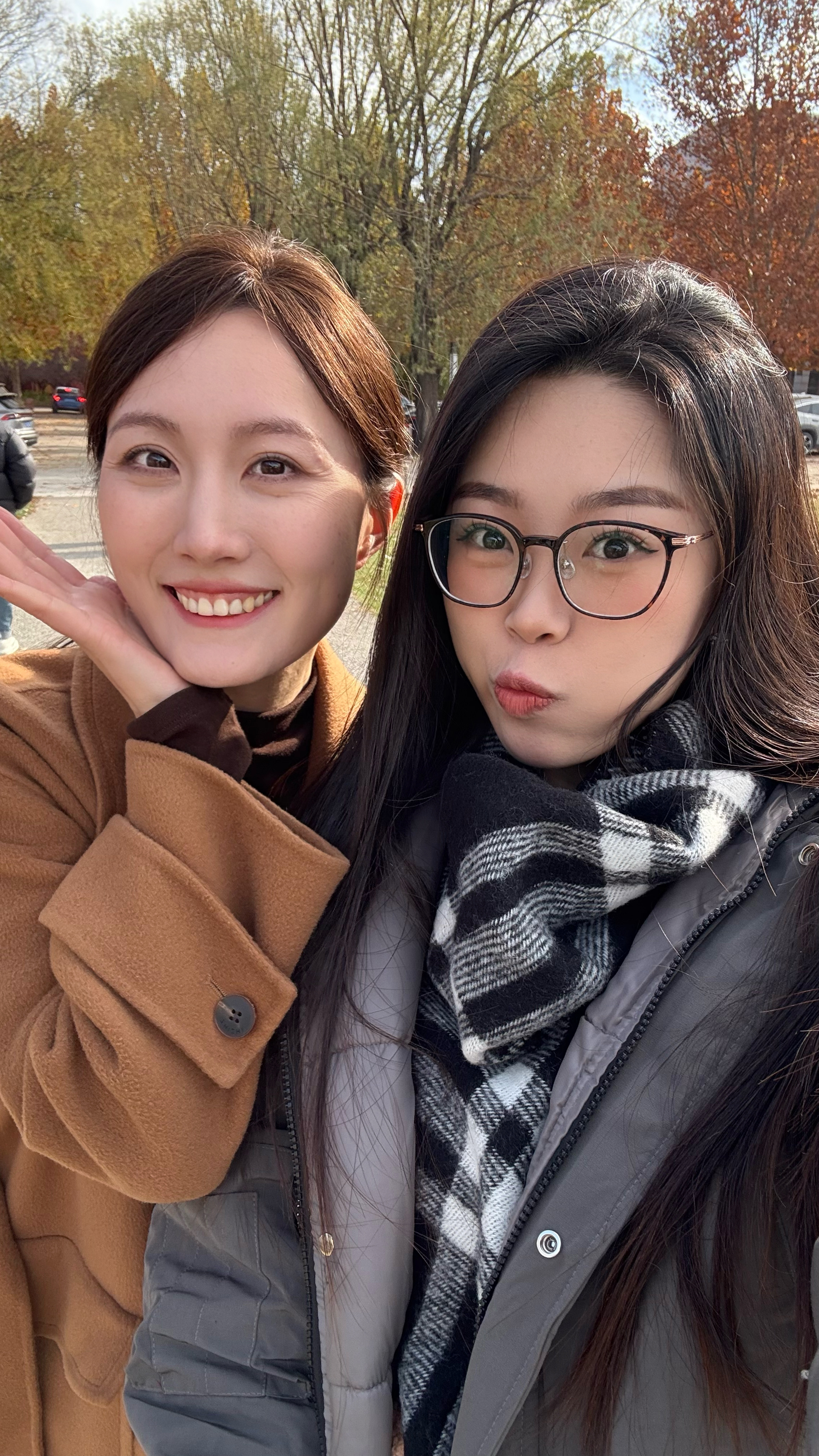 终于有幸见到俺小马姐啦，美女！(漂移甩尾停车)(摘墨镜)（叼着玫瑰闪亮登场）（被