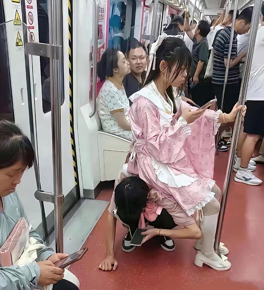 大千世界无奇不有！周瑜打黄盖，一个愿打一个愿挨

地铁上看到这一幕，真是又气又心