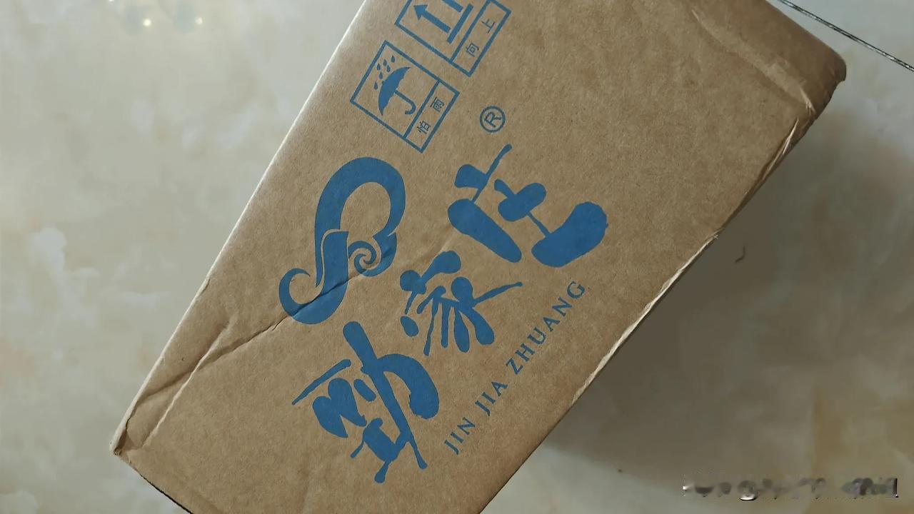 给老公买了一小箱黑芝麻丸吃。
最近经常刷到香港演员何家劲和他主推产品，黑芝麻丸，