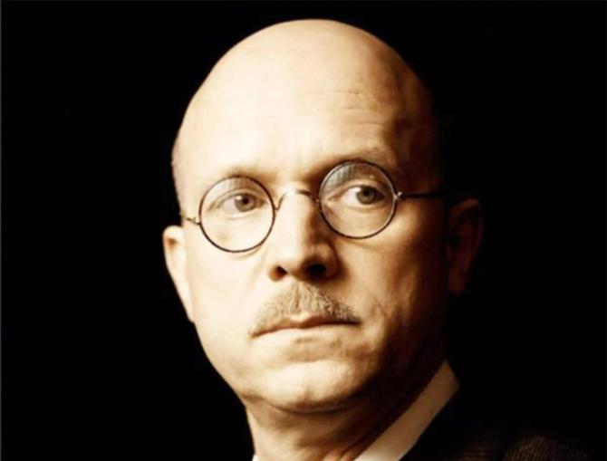 1948年，德国一位63岁的流浪汉，突然收到了一笔2000美元的汇款。

这笔钱