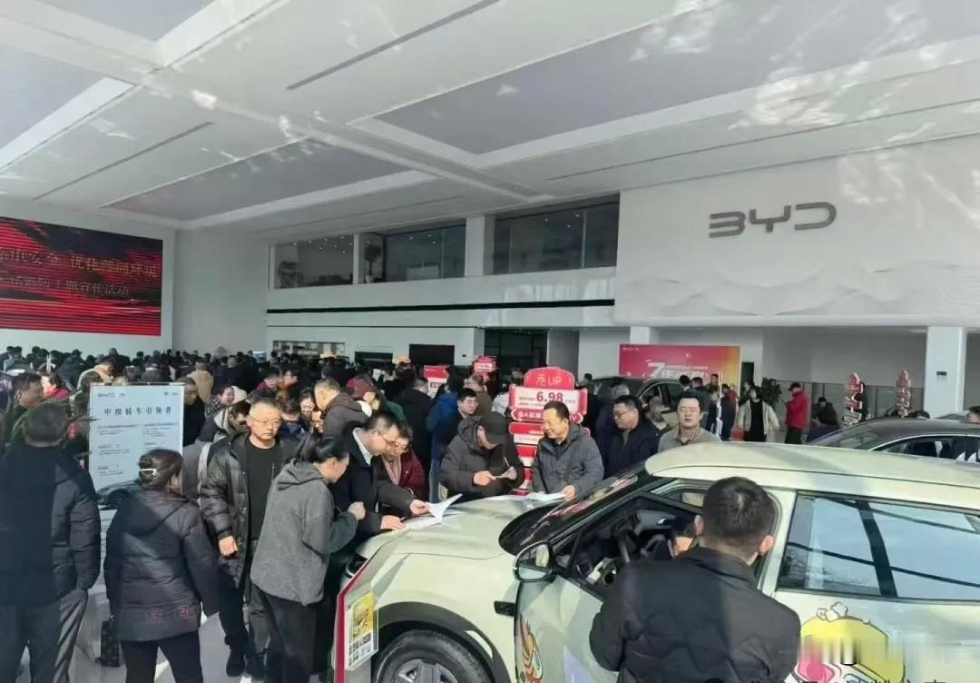 比亚迪兆瓦闪充一经发布，全国各个门店又出现了排队的现象，人山人海。排队买比亚迪车
