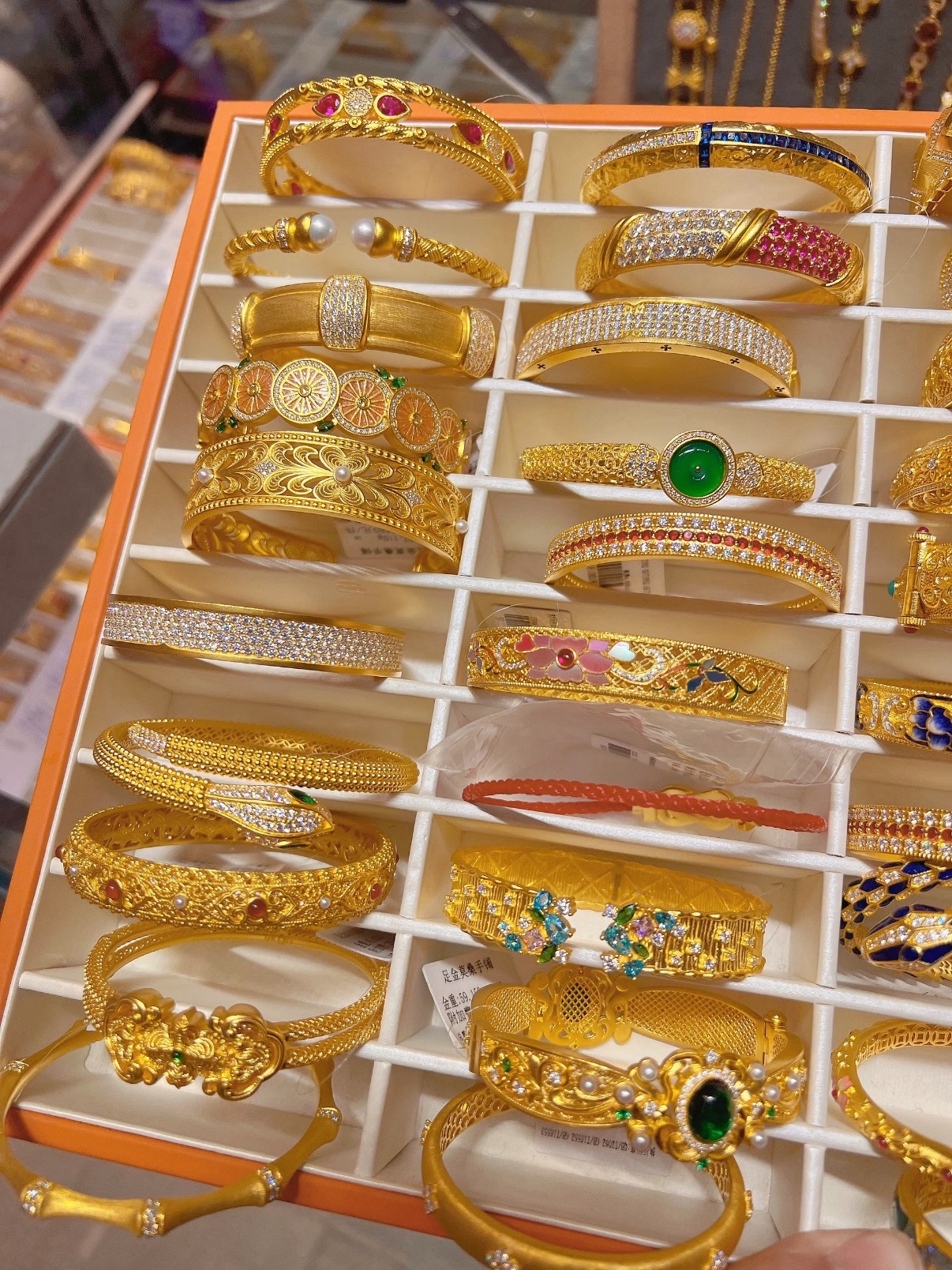 金店店员称按九百多的价格宁愿不卖前段时间金价暴涨，给这些店员惯坏了，现在金价暴跌