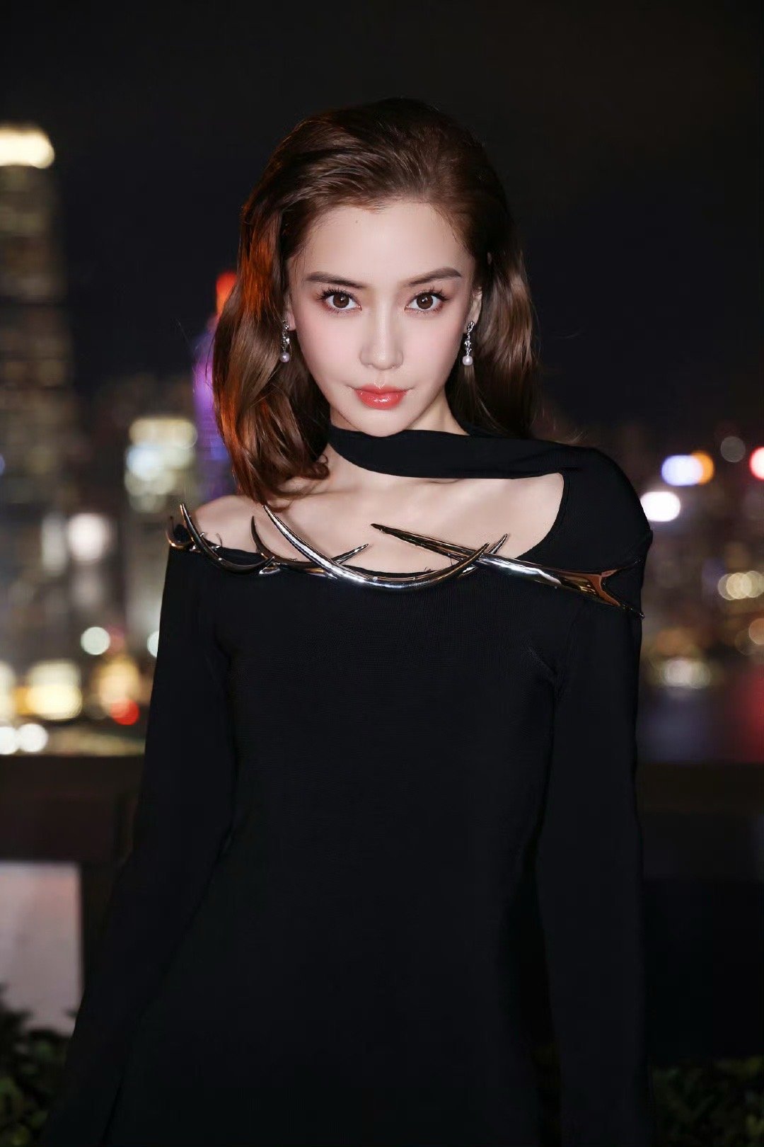 Angelababy高开叉黑色裙装 ｜ 时尚风标  💎夜幕之下的高开叉黑色裙装