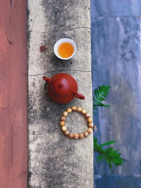 一卷闲诗香岁月，求下联半盏淡茶润流年。