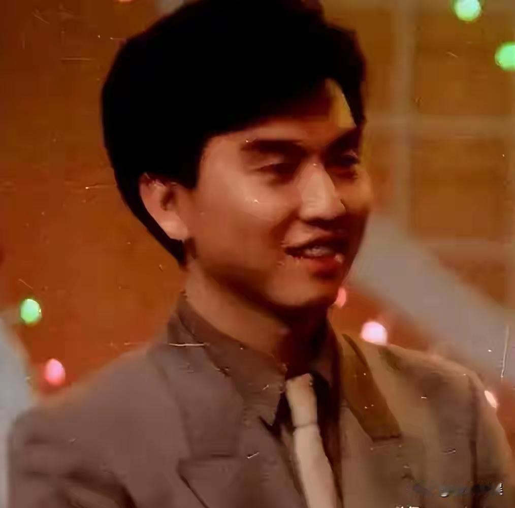 一句玩笑闹乌龙，张泽群55岁当爸，不忘河南根
 提起张泽群，不少人记得他在央视舞