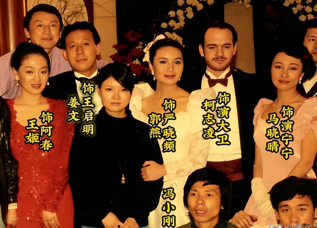 姜文摘下墨镜说：“90年代拍电影，我们裤兜里只剩5块钱还敢喊开机。
”
照片里冯