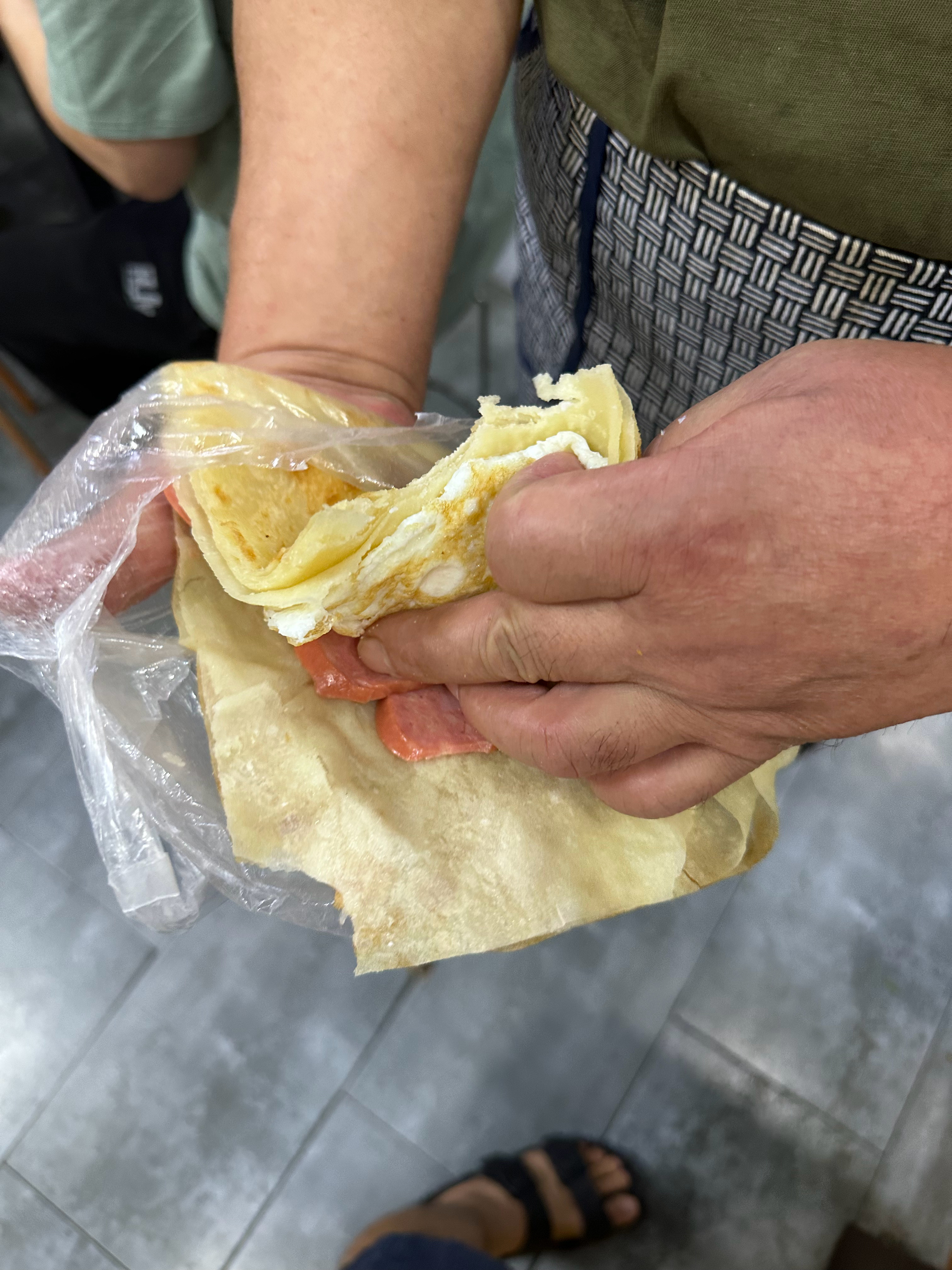 来自饭店老板的吐槽一对母女来吃早点，给姑娘点了一个大饼夹鸡蛋小姑娘可能就吃了两口