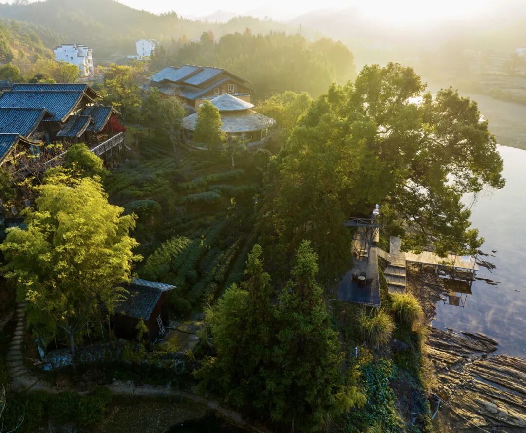 中秋国庆奔县游，奔向婺源，感受徽州乡村古朴生活黛瓦古村枕着青山，涓涓溪流穿行街巷