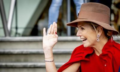 荷兰王后马克西玛出席PUM影响力颁奖典礼，一袭红色连衣裙亮相，典雅高贵，气质非凡