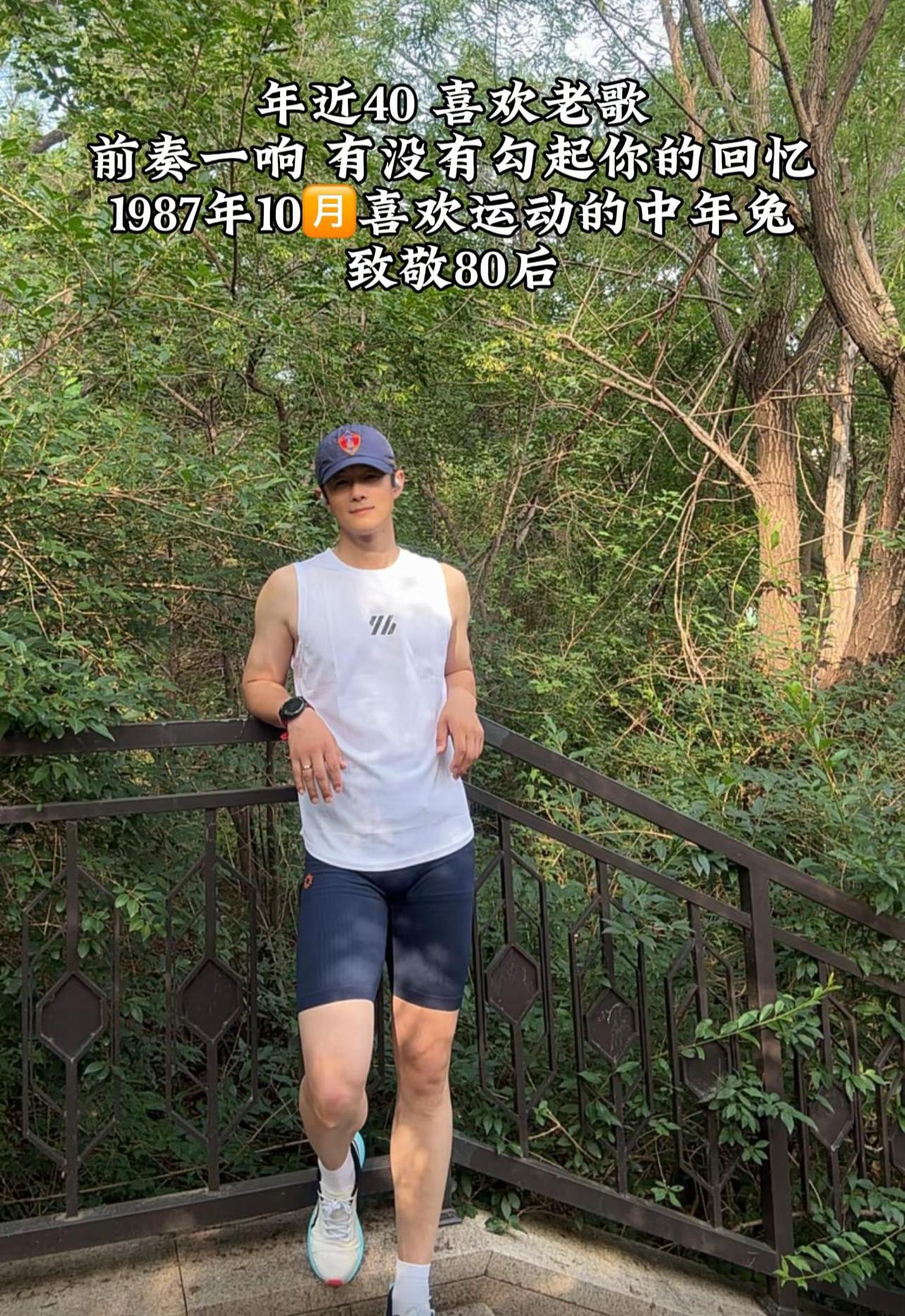 从前盼长大，如今惜少年。岁月悄无声息带走青涩，看过万千风景，回头只剩回忆相伴。一