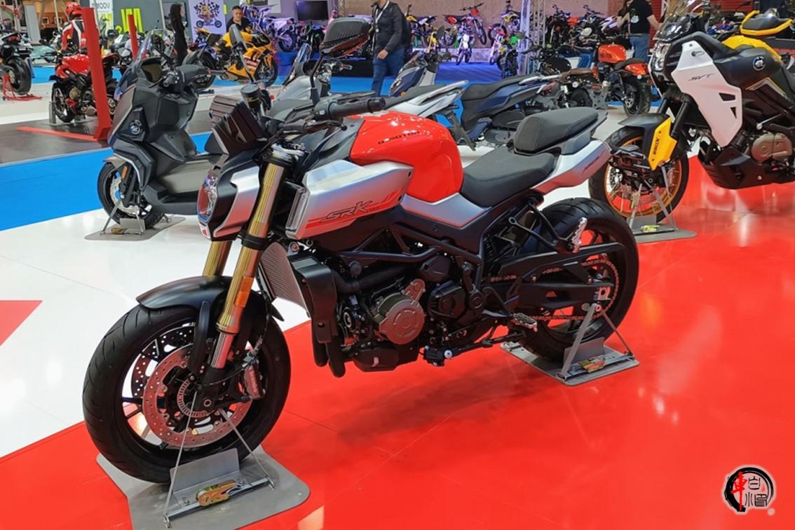 #钱江QJMOTOR大排量运动街车追900#
北京摩展在即，钱江QJMOTOR的