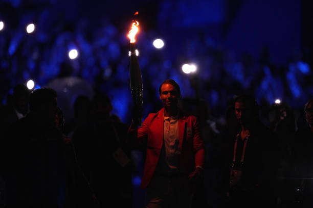 #巴黎奥运开幕式# 他来了他来了！他带着奥运会的火炬走来了[苦涩][苦涩][苦涩