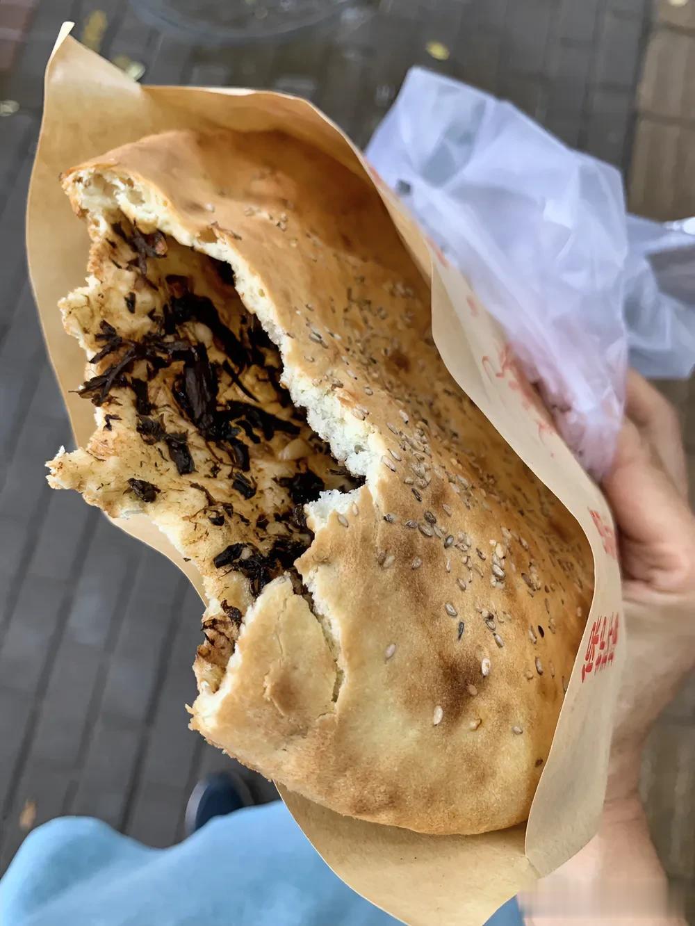 居然在次渠发现一家锅盔店，炉子是电炉子，饼有点厚，一个顶两个烧饼，饼的口感像烤馕