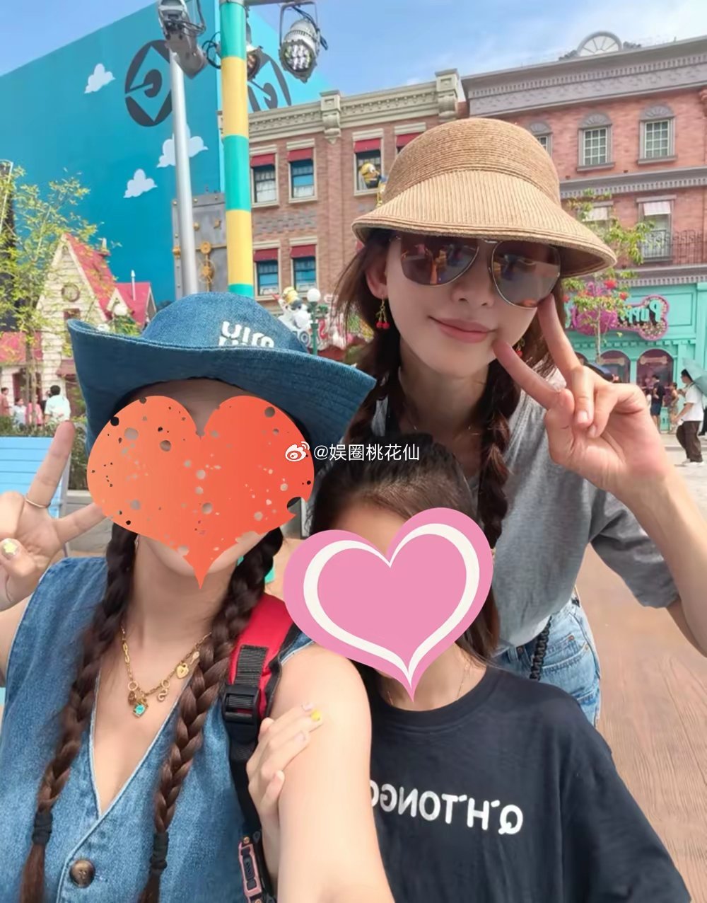 林志玲带娃被拍，热得汗流浃背但背影很少女，老公打扮的邋里邋遢 ​​​