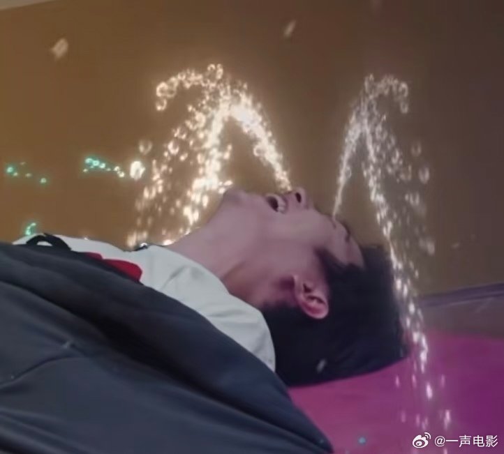 密逃笑点像雨点一样密集这季密逃是帮大家练微笑唇的吧 谁的脸笑到发酸！大张伟在水里