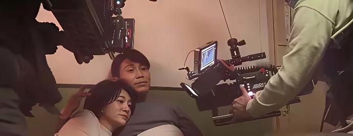前一秒，两个人还假装比较亲密，当导演喊完“卡”时，两个人瞬间成了陌生人。看完这两