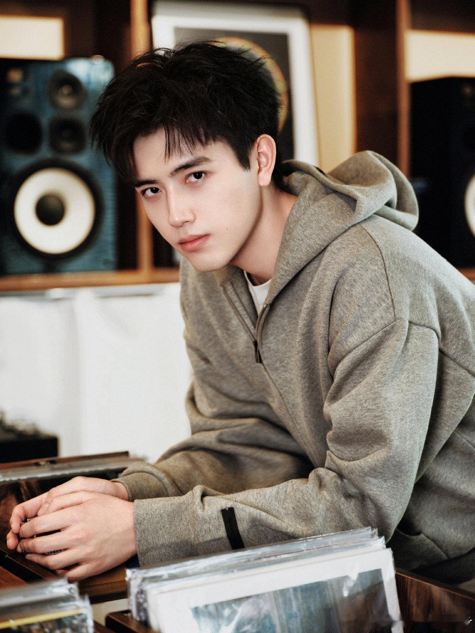 陈飞宇十一月营业，大帅哥帅晕我[舔屏] ​​​