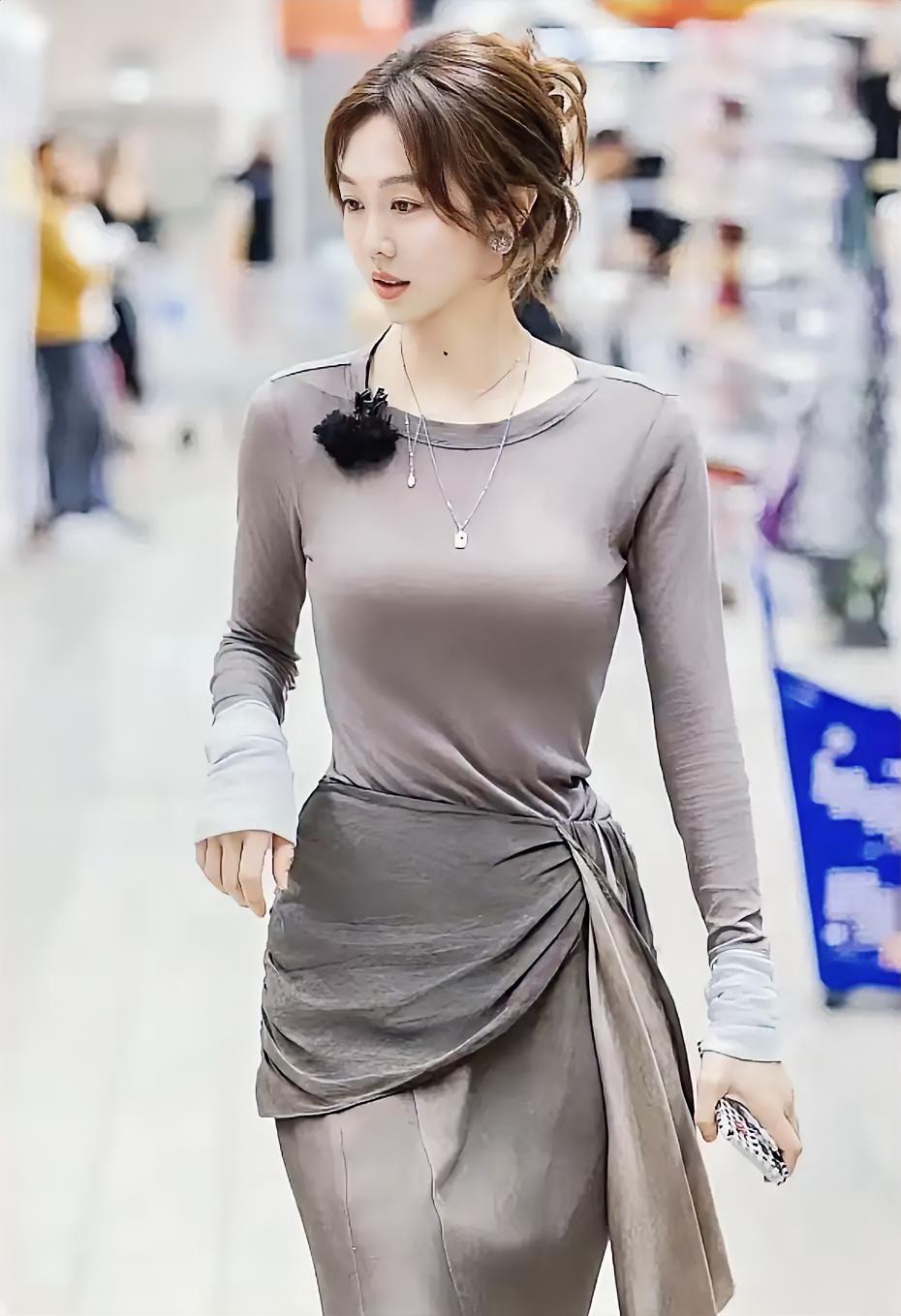 登门见家长，一条牛仔短裤，就让观念传统、控制欲极强的朱母彻底翻脸。
穿衣、坐姿处