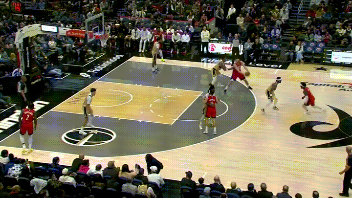 火箭双子星申京和谢波德的配合真是妙不可言！在今天火箭客场挑战奇才的比赛中，当时比