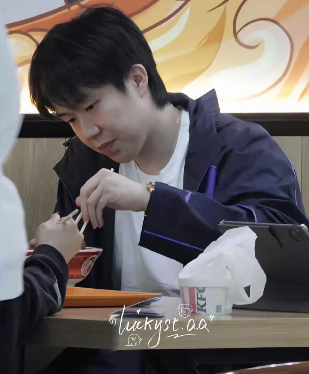 王楚钦今日与国乒团队乘班车到达成都天府机场，准备飞往澳门参加澳门世界杯比赛。办理