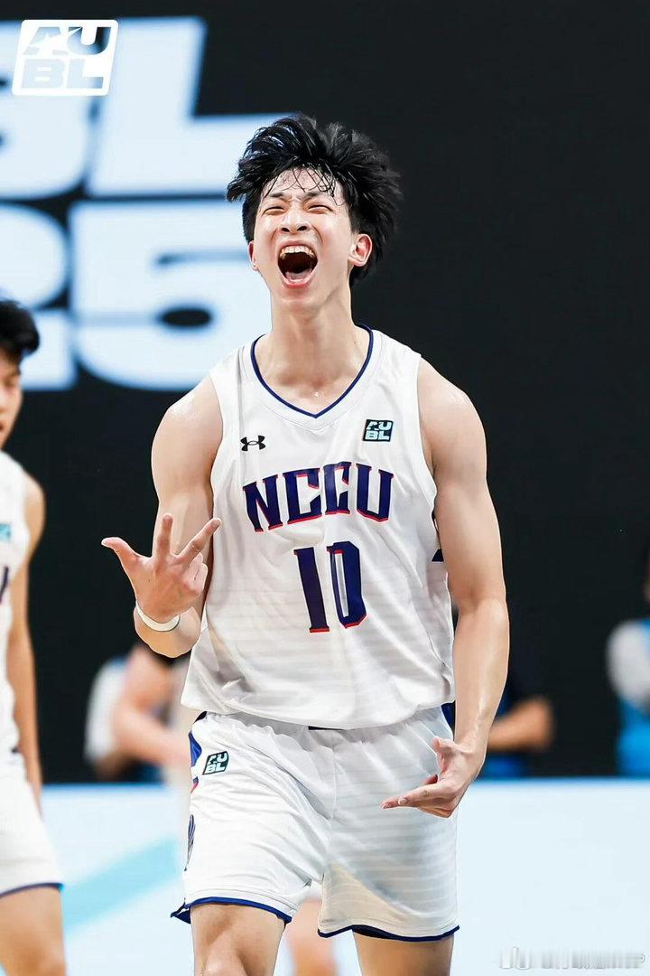 曝四川男篮卖状元签赚了百万四川队卖状元签获利百万，自己满额使用四个签位，总薪资才