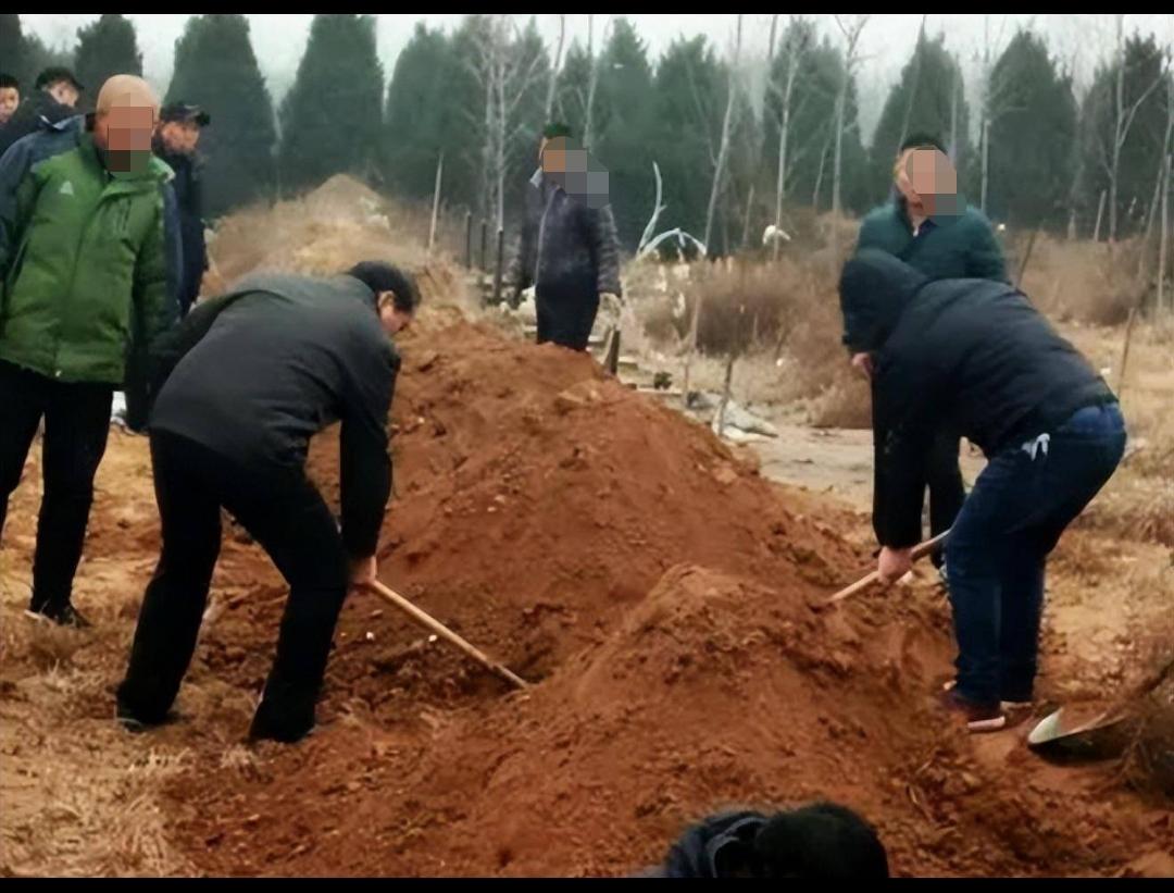 坟地争彩头（接昨天）

赵豹舅舅跟随赵豹、赵虎他们一起来到了坟地。

坟地的坑早