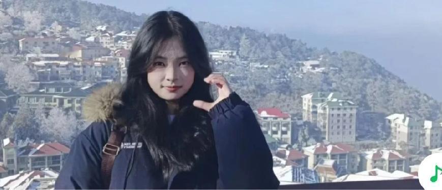 19岁女生带奶奶上大学：你养我长大，我陪你终老
 
19岁，正是在校园里肆意成长