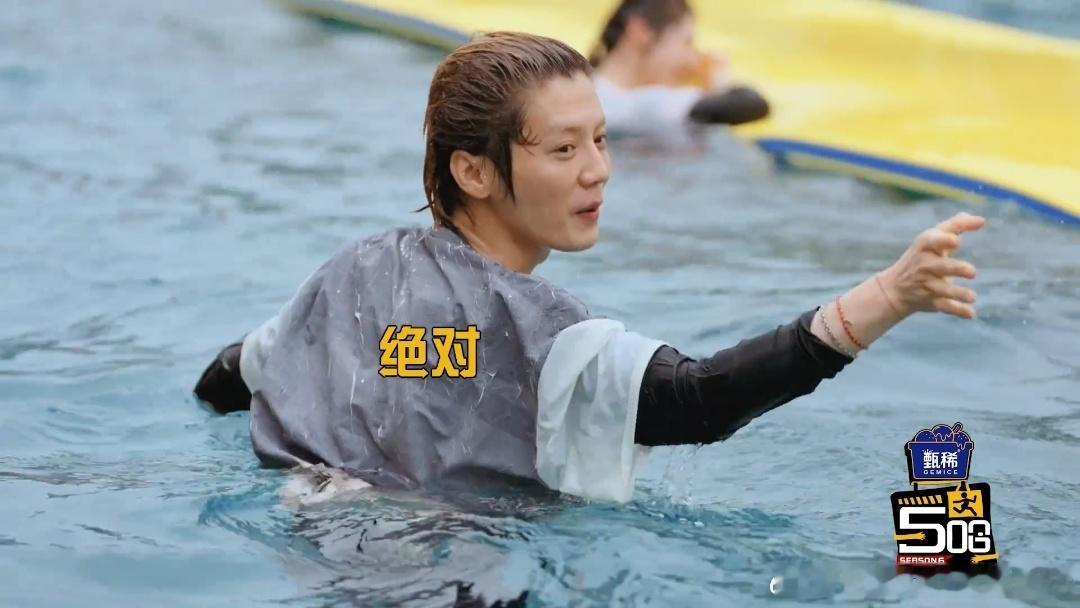 鹿晗连队友都不放过鹿晗犹豫1秒都是对队友的不尊重哈哈哈哈哈 张雨霏的水没泼到目标