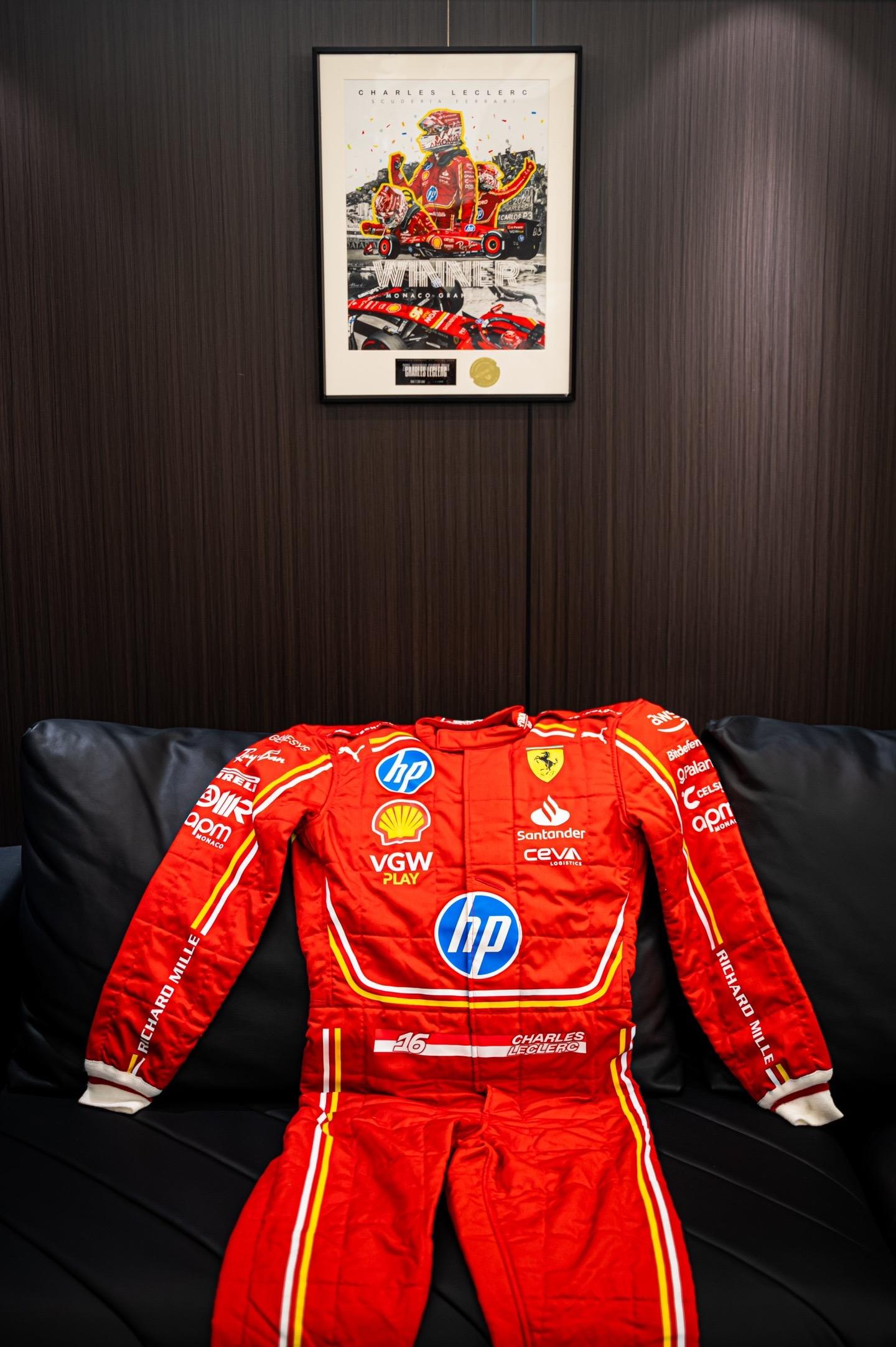 10.16 乐扣🎂🎉🎉 有幸在 Racing 拍到乐扣两套亲穿藏...