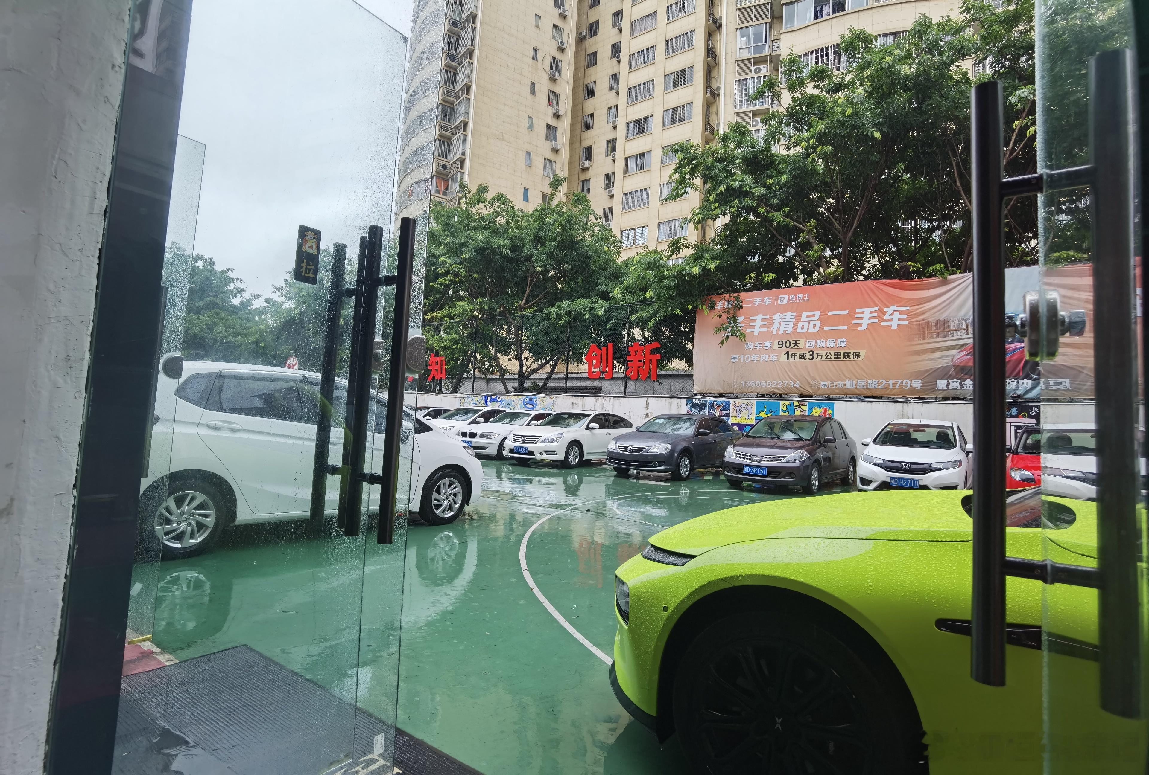 早上还出点太阳，以为今天能有个还不错的天气…结果又下雨[苦涩]要出去看个车都麻烦