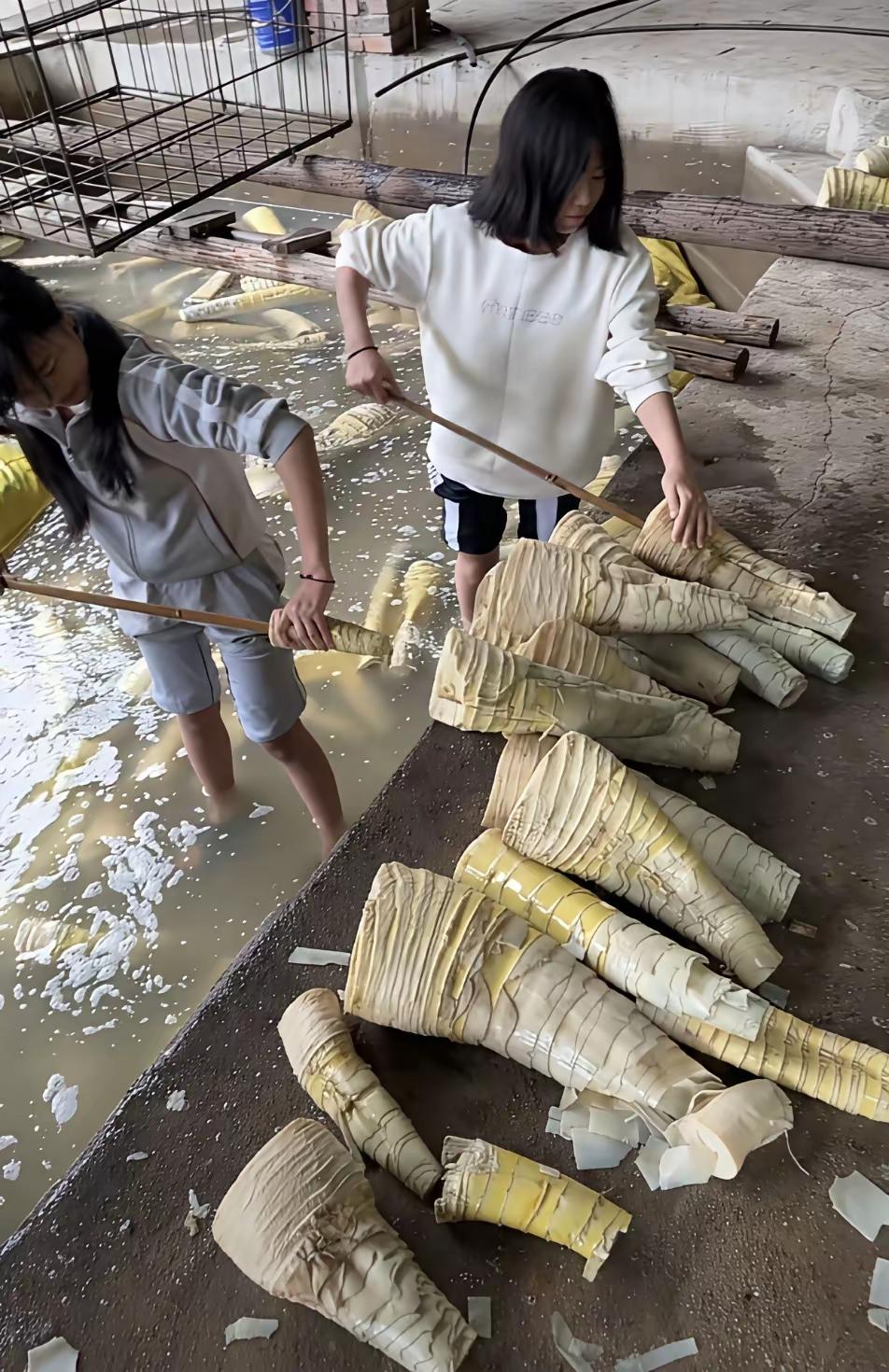 这种社会上的小作坊，在制作酸笋过程中，真的是一点都没有食品卫生安全意识啊，以后真