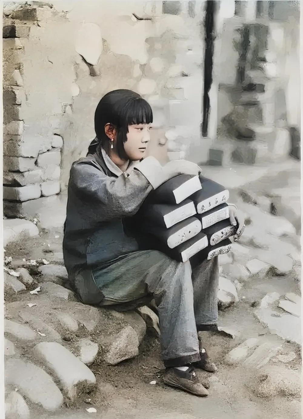 1920年，河北承德，一个模样清秀的小女孩正专注地在街边卖着精美的枕头，她年纪看