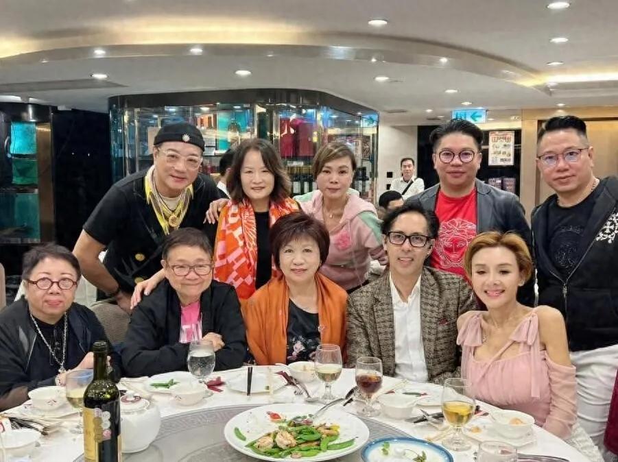 10位港星同框：我一眼就认出了前排右一50多岁依旧粉嫩如少女的叶子楣！当然还有常
