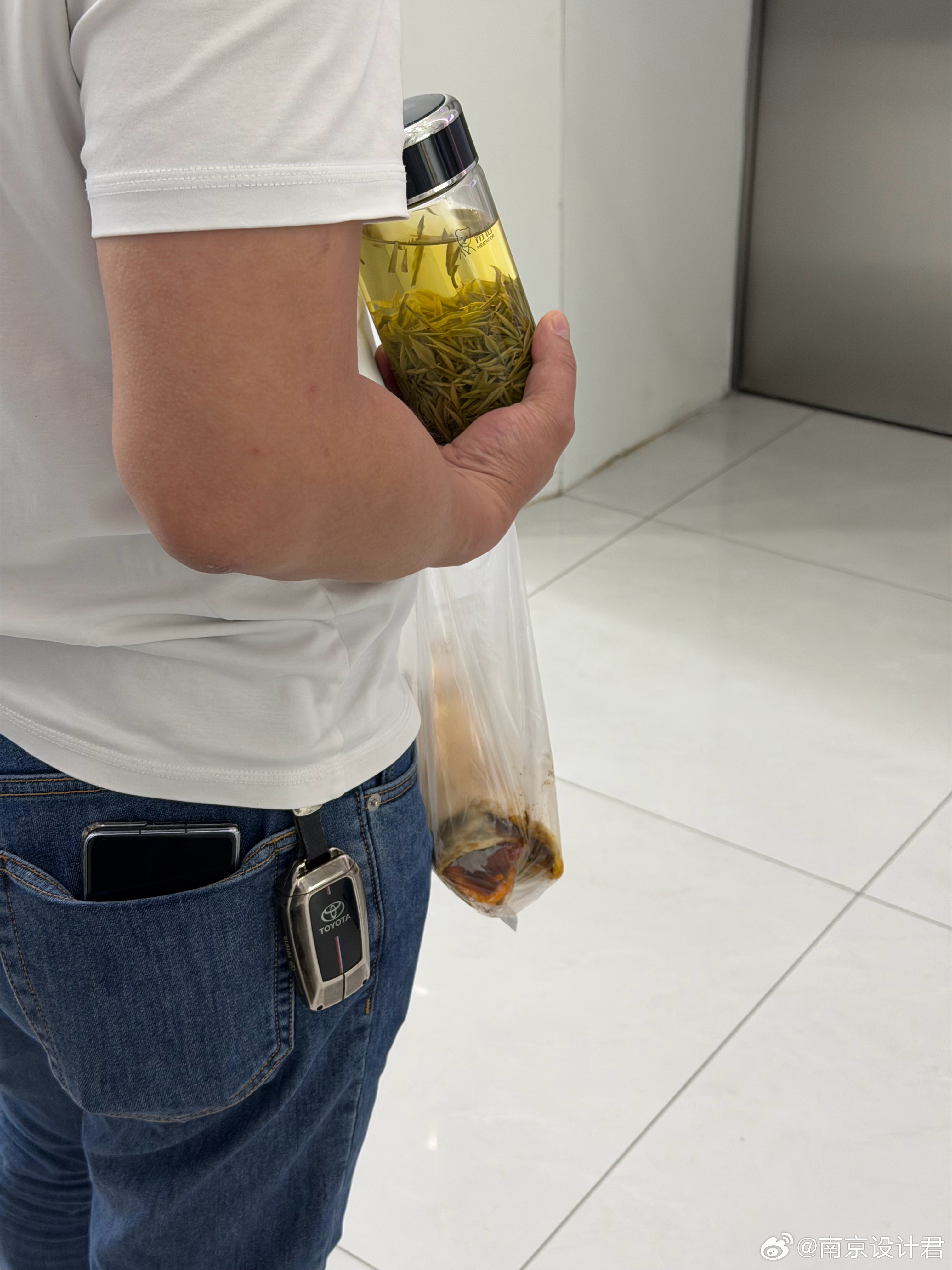 看着岁数也不大啊 ， 