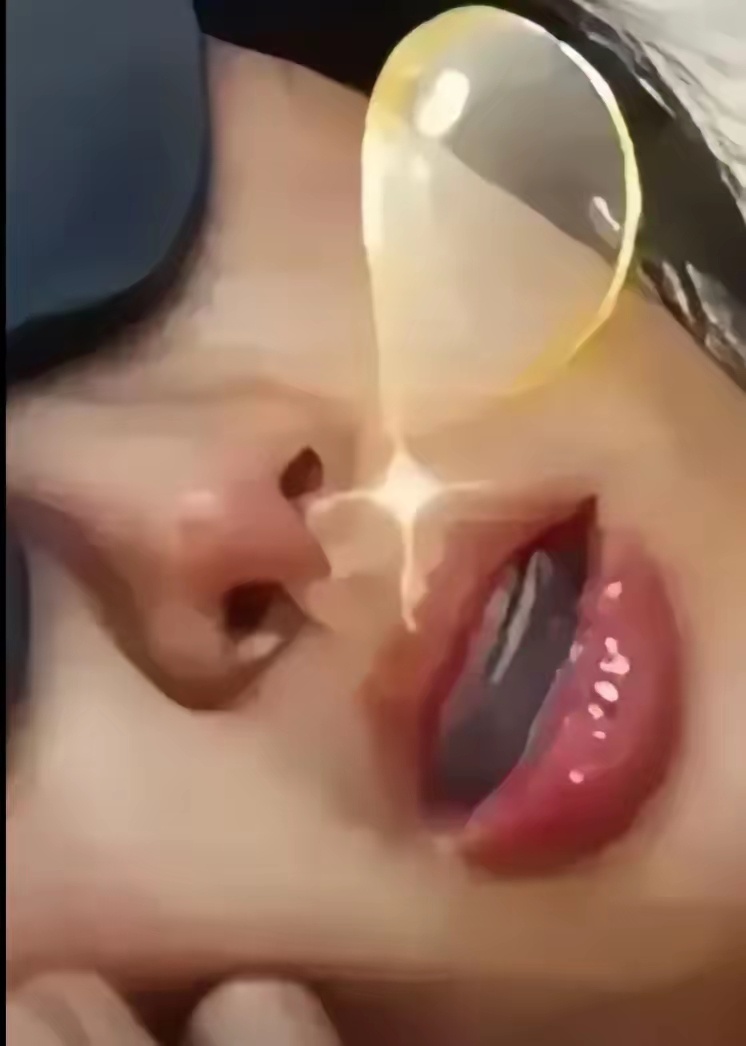 金晨为了美丽真是太拼了，不仅靠节食保持身材，睡觉还用牙齿和鼻子定型器 ​​​