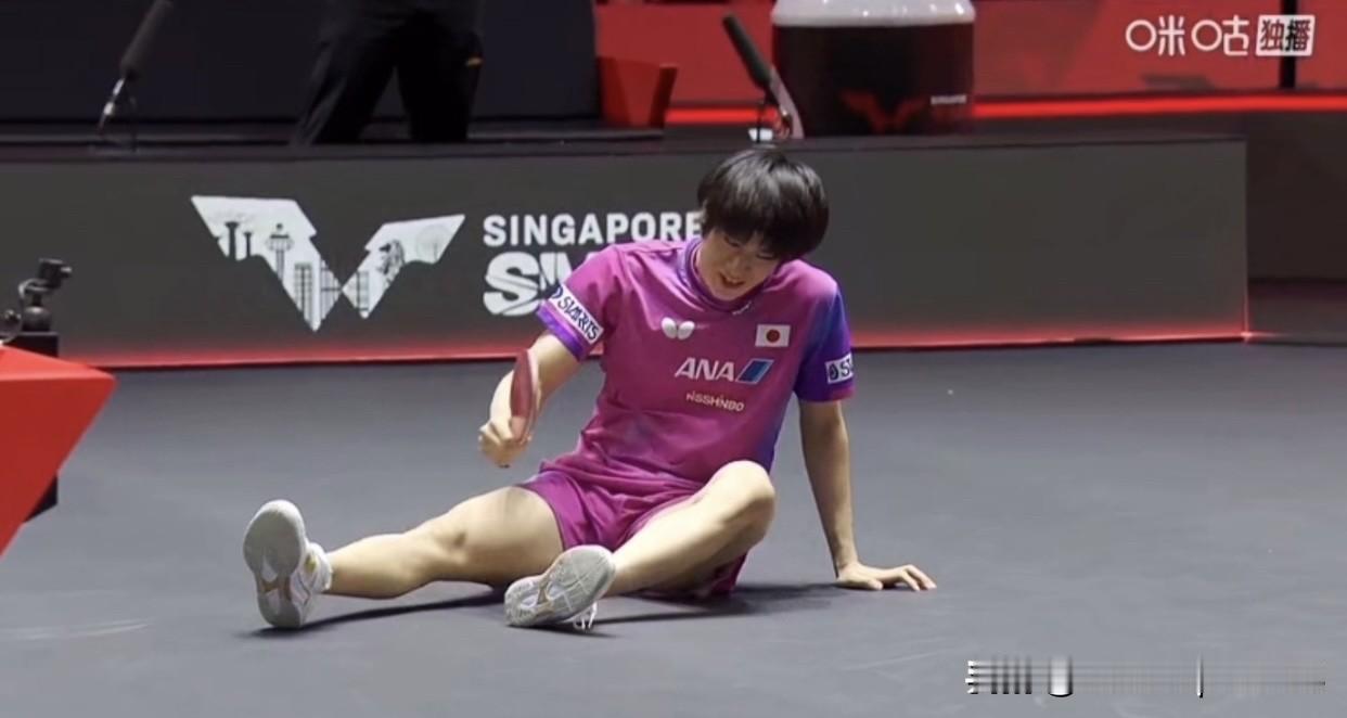 王楚钦横扫户上隼辅，又一次把户上打的“连滚带爬”。

新加坡大满贯，王楚钦3-0