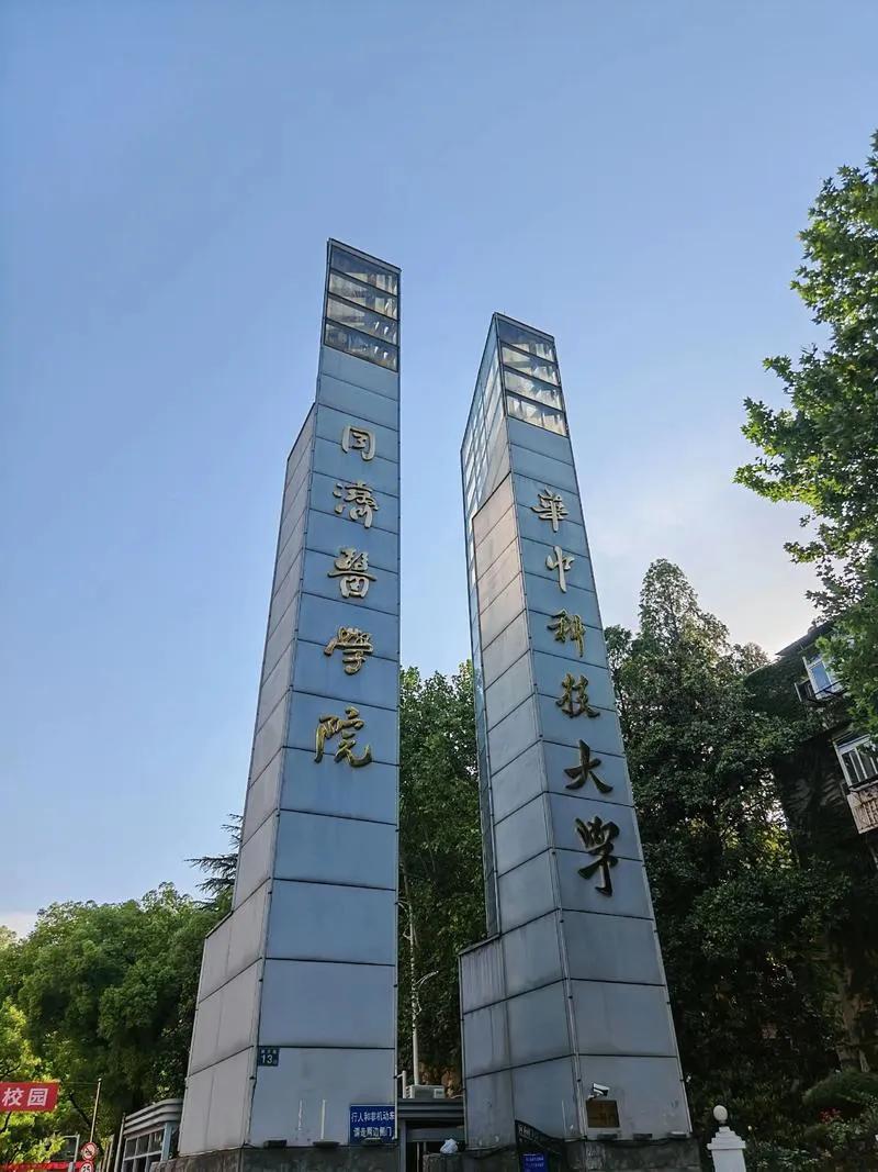 一位教育专家说:
“现在上不上大学
已经不是必须了,
相反还要慎重考虑。
一毕业