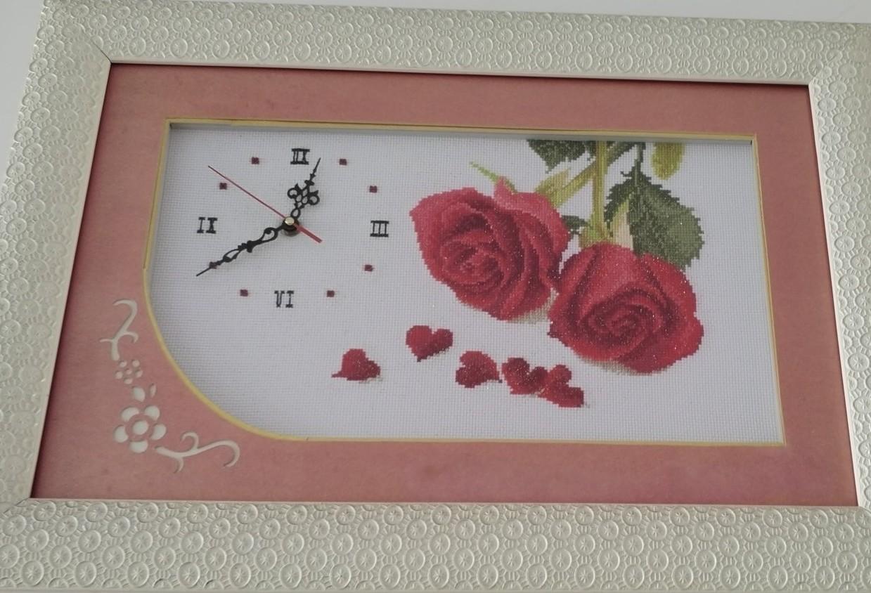 这是我亲手做的十字绣，上边有一块钟表，已经走了14年，走时非常准确。这简直就是一
