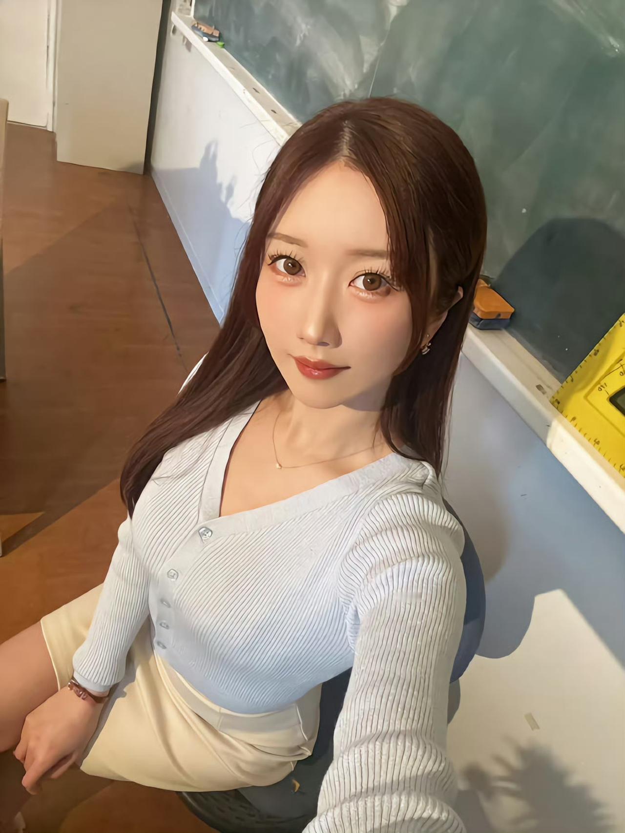  教室午后的阳光里，是温柔又元气的学姐呀。甜妹 甜美教室自拍