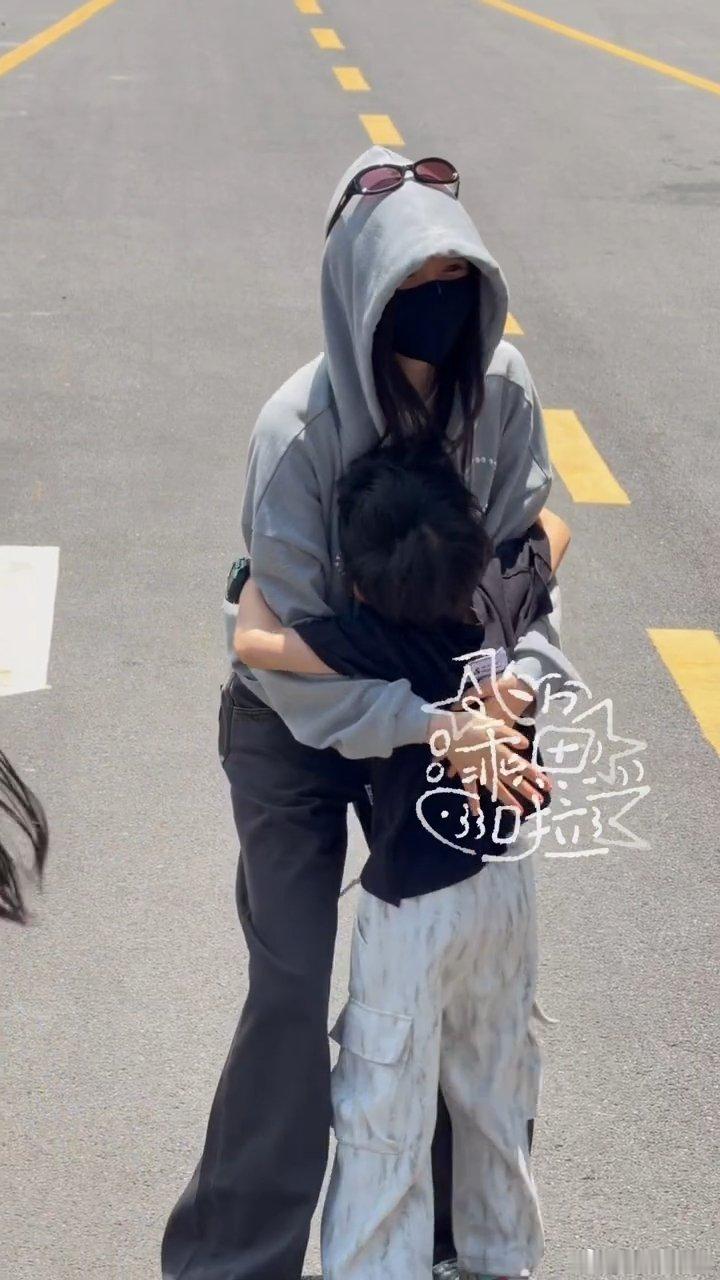 虞书欣虞书欣上班路抱了云初令里的小演员虞书欣招手抱了云初令里的小演员 虞书欣上班