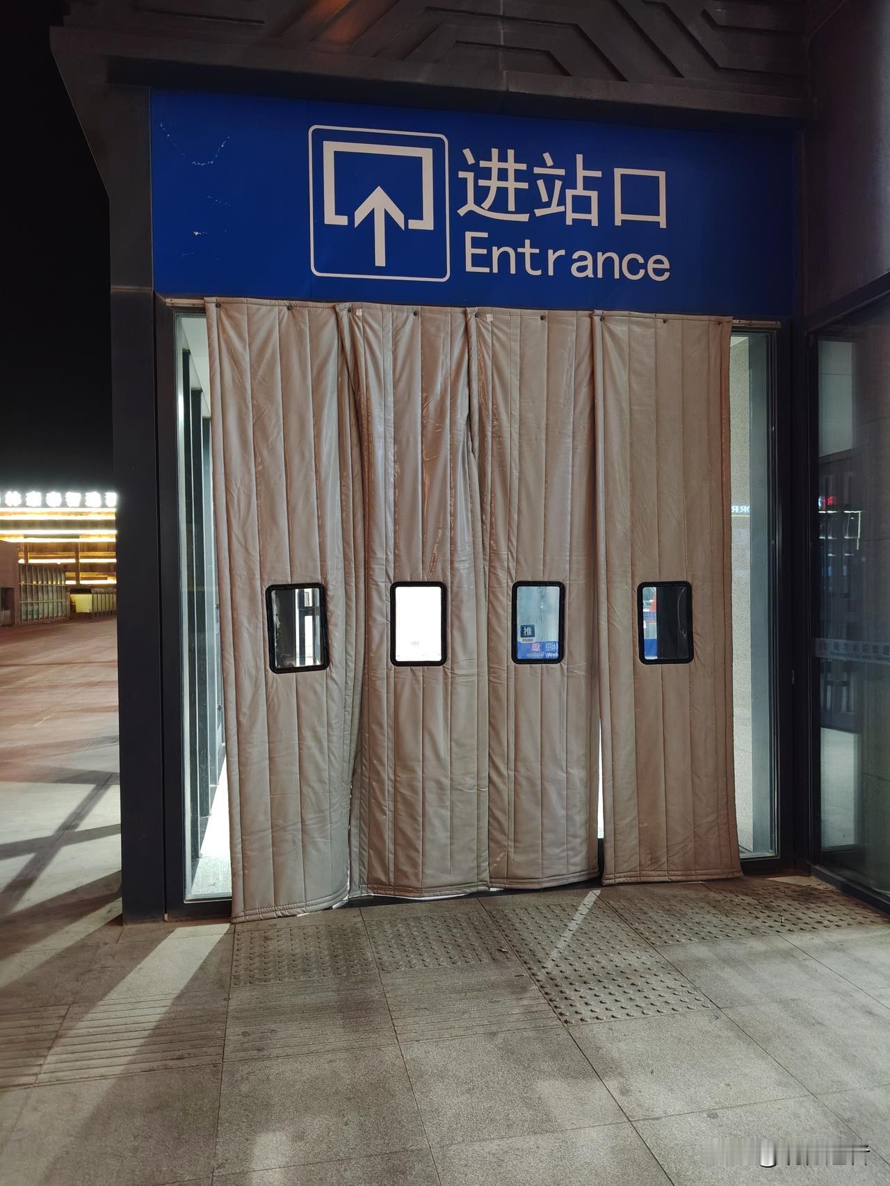 这里的门帘应该是加厚的，确实天气挺冷的。从若羌出发坐火车到格尔木要十二个小时，到