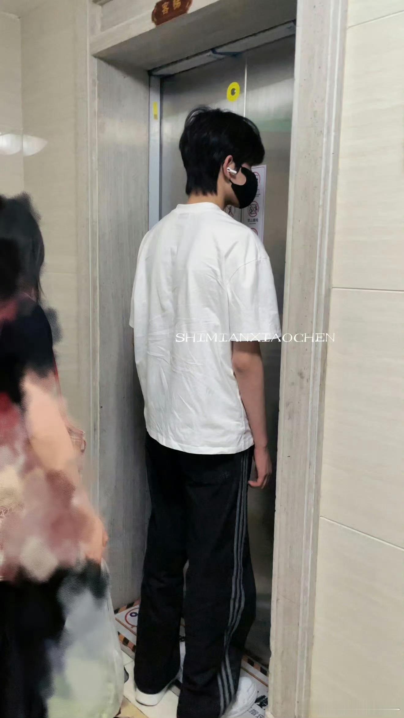 哥哥，下次见你是不是快一米九了🥹从小豆丁长成巨人，我有点生长痛了。 ​​​