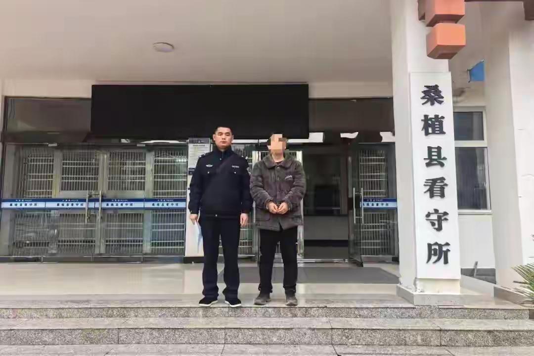 这是我见过的史上最强逃犯之一，不用一兵一卒，亲自把自己送了进去
2月25日上午，